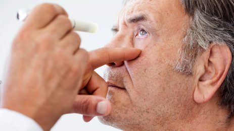 Basit bir göz muayenesi Parkinson hastalığını erken teşhis edebiliyor