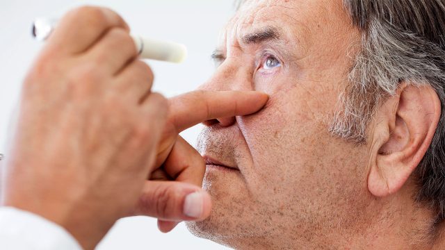 Basit bir göz muayenesi Parkinson hastalığını erken teşhis edebiliyor
