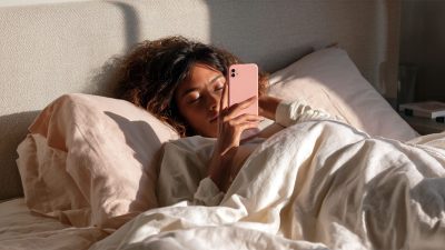 Sabah telefona bakmak beyni neden strese sokar?